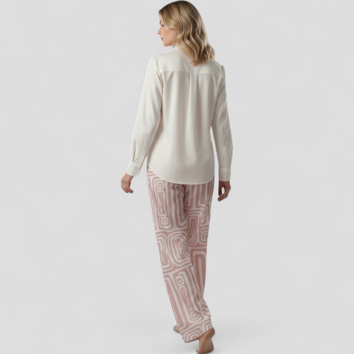 Kontorsset med strukturerad blus och vida byxor