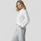Kontorsset med strukturerad blus och vida byxor