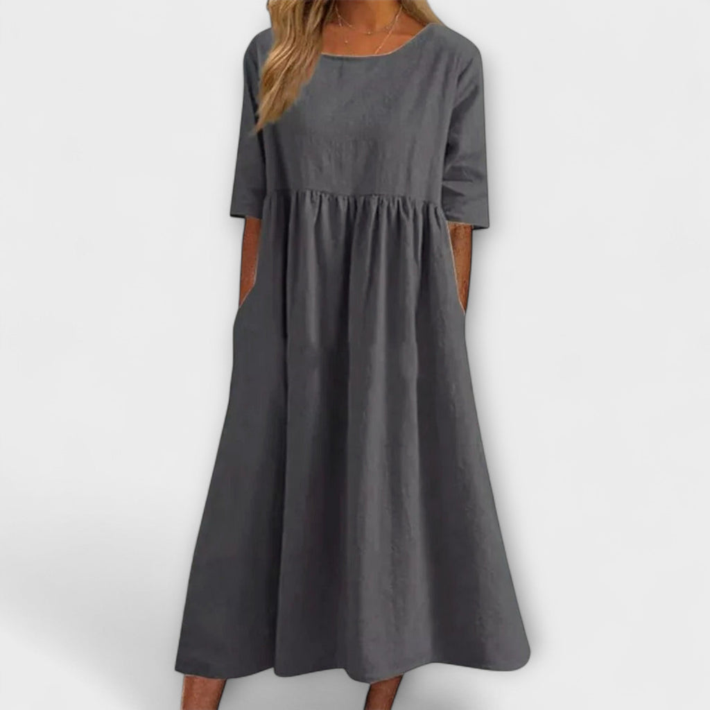 Vestido de corte holgado con detalles fruncidos