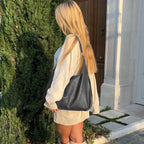 Bolso hobo de piel vegana con interior amplio y cierre de cremallera