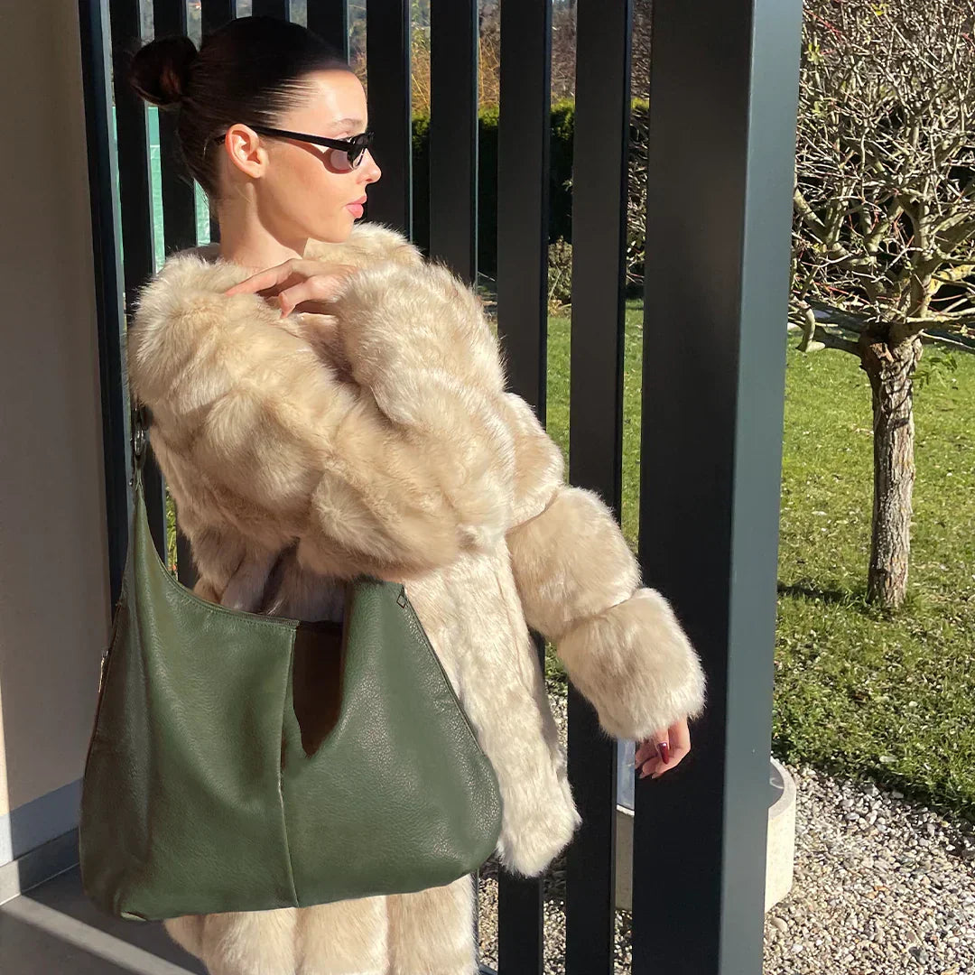 Bolso hobo de piel vegana con interior amplio y cierre de cremallera