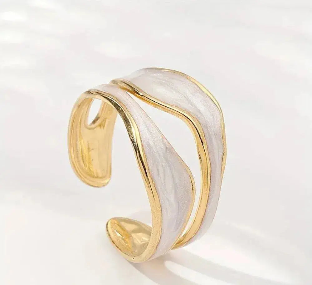 Open Wavy Ring with White Enamel and Edges in Gold Colour
