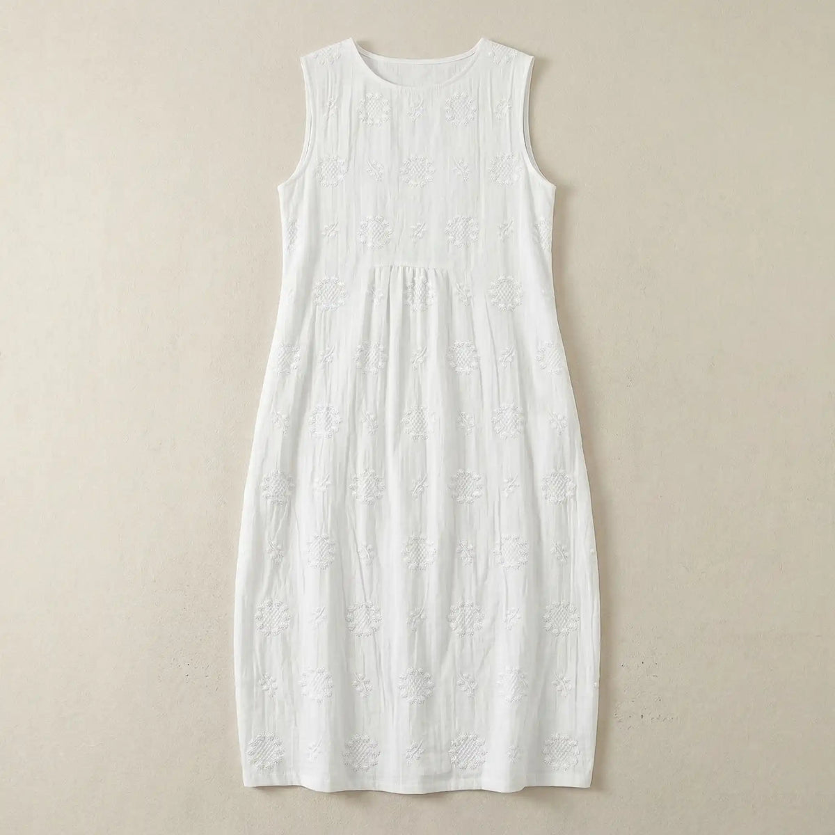 Vestido oversize sin mangas con delicados bordados