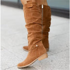 Knähöga boots i slouchy modell med låg blockklack