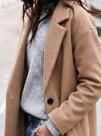 Avslappnad trenchcoat med brett slag och knäppning fram