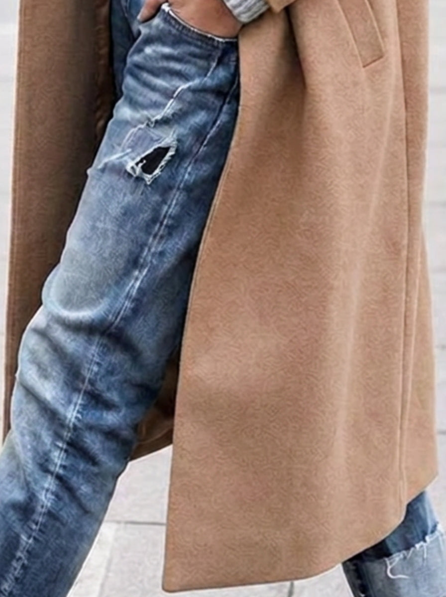 Avslappnad trenchcoat med brett slag och knäppning fram