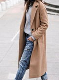 Avslappnad trenchcoat med brett slag och knäppning fram