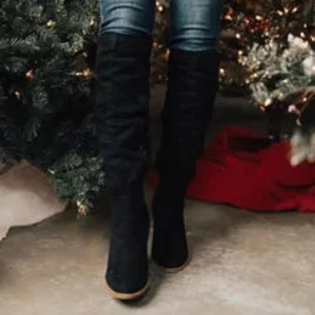 Botas altas con punta redonda y detalle de hebilla
