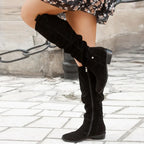 Botas altas con punta redonda y detalle de hebilla